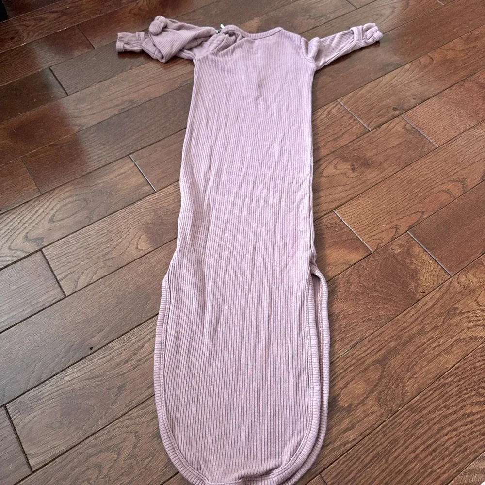 Kyte Baby Bamboo Baby Knotted Gown Nightgown 0-3m Pink With Hat Buttons Stain